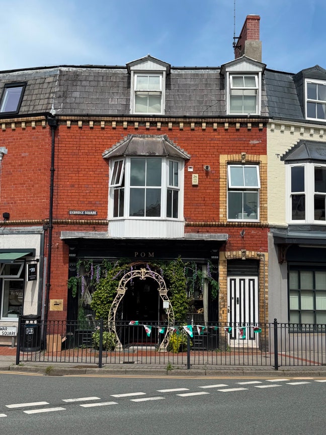Single bedroom available  Main Photo