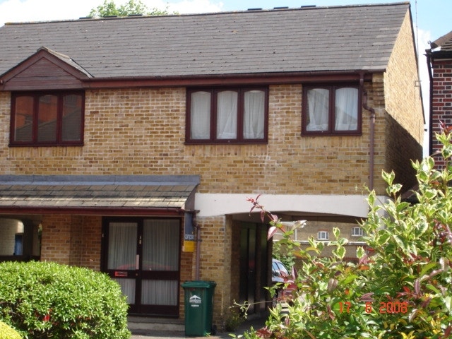 1 Bed Flat in the Heart of Staines Main Photo