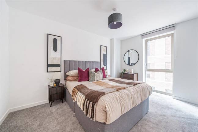 Double Rooms Available in 3 Bedroom Townhouse Main Photo