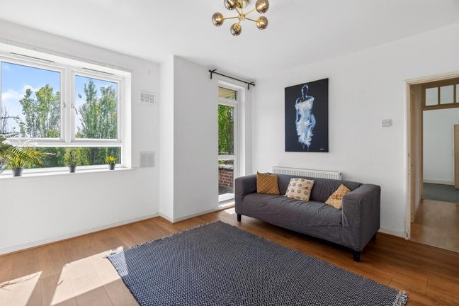 3 Bed Flat for Rent in📍Shepherd Bush Main Photo