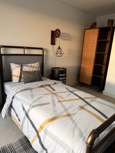 A spacious Double sized room with a single bed.  Main Photo