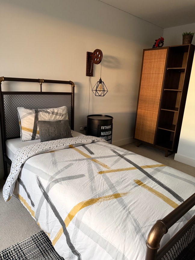 A spacious Double sized room with a single bed.  Main Photo