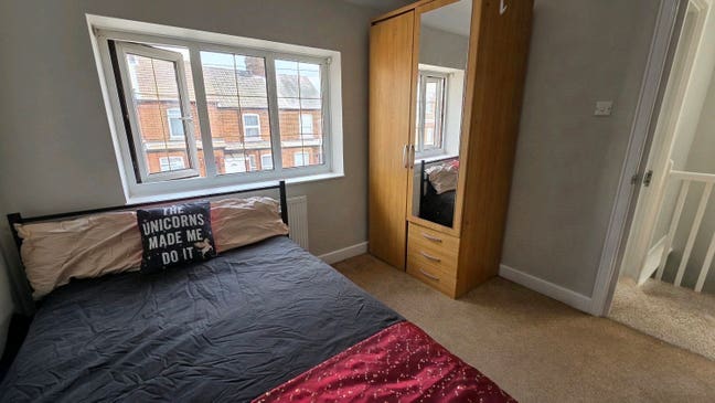 Double room near Warner Brothers Studio  Main Photo