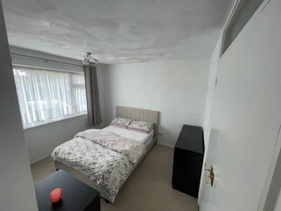 Double room in rainham  Main Photo