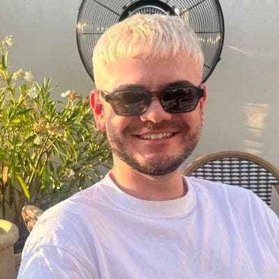 Hey I’m conor a creative currently living i... Main Photo