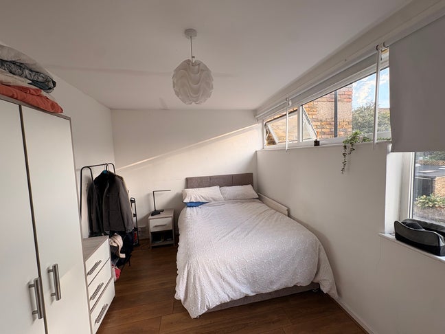 Double Room available immediately | 6 min to Oval  Main Photo