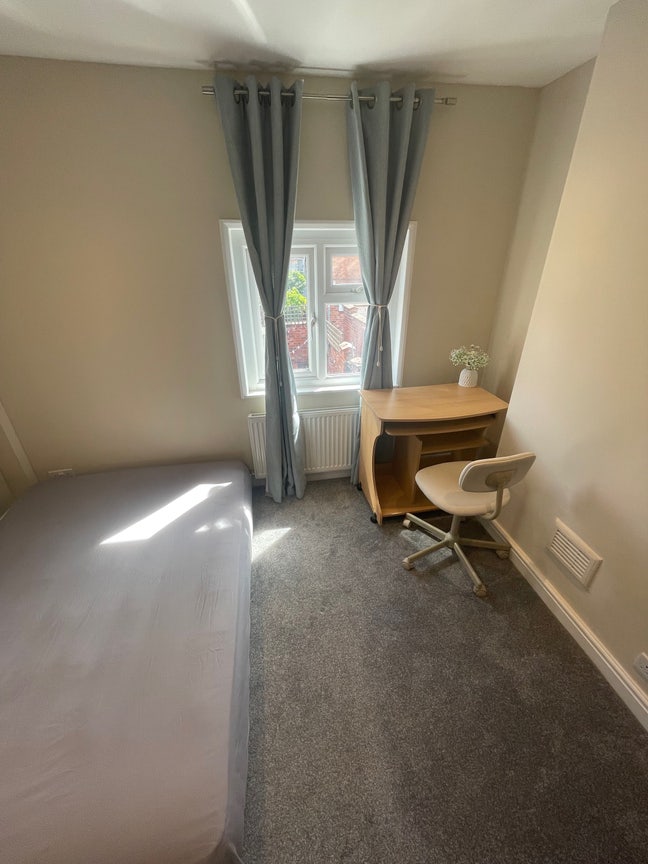 Furnished double-sized room Main Photo