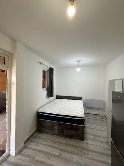 Amazing studio for rent Near East Ham  Main Photo