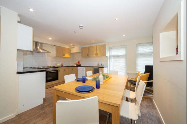 Bills Included single bedroom fully furnished Main Photo