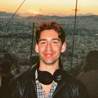 23, professional, looking for double room Main Photo