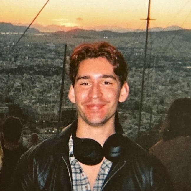 23, professional, looking for double room Main Photo