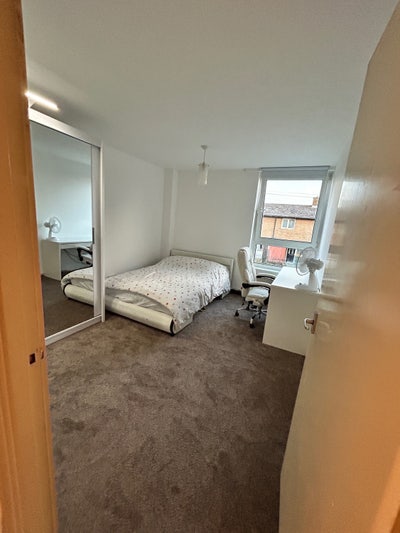Lovely clean sunny double bedroom  Main Photo