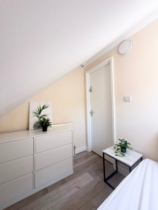 Super Cheap Single Room in a Refurbished House  Main Photo
