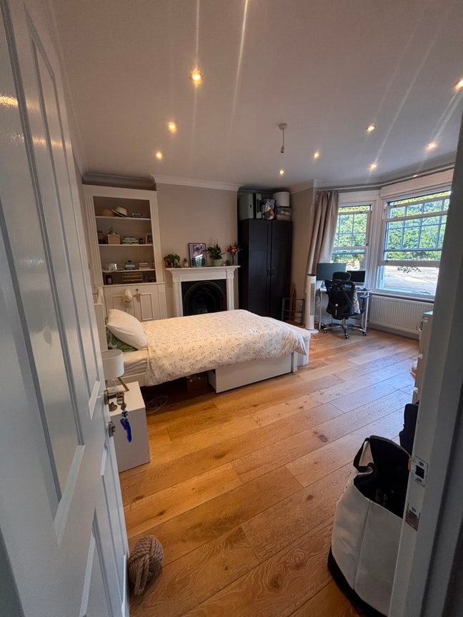 Bright spacious double room in South West London  Main Photo