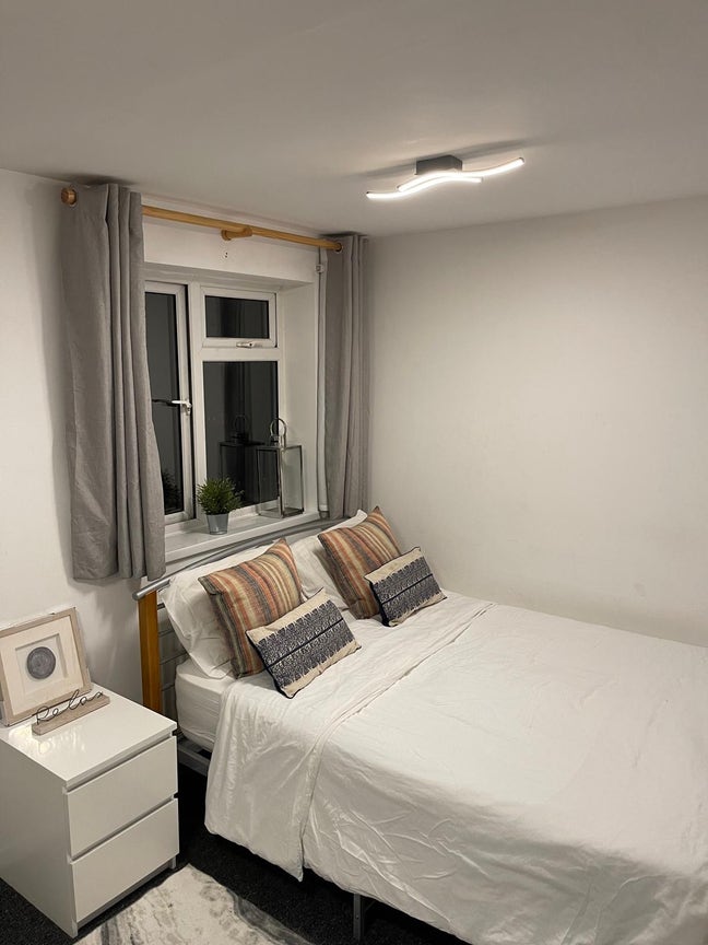 Double bedroom available in quiet house share Main Photo