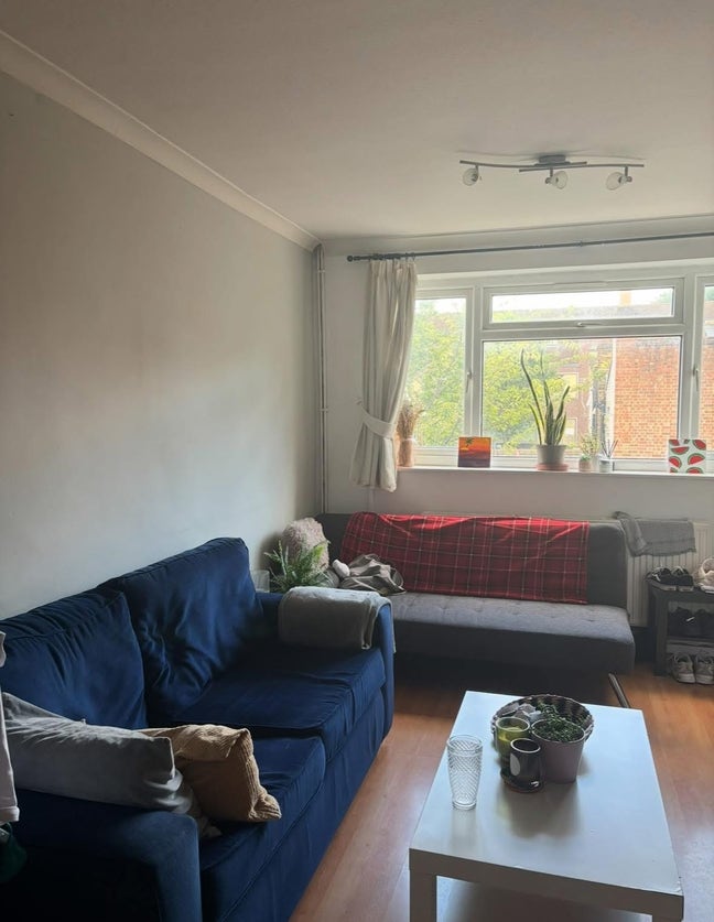 2 lovely rooms available in all girls maisonette  Main Photo