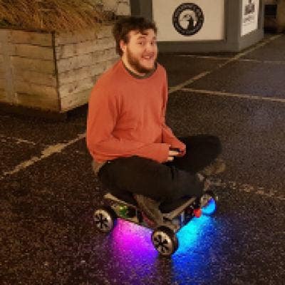 28 year old professional looking for room  Main Photo