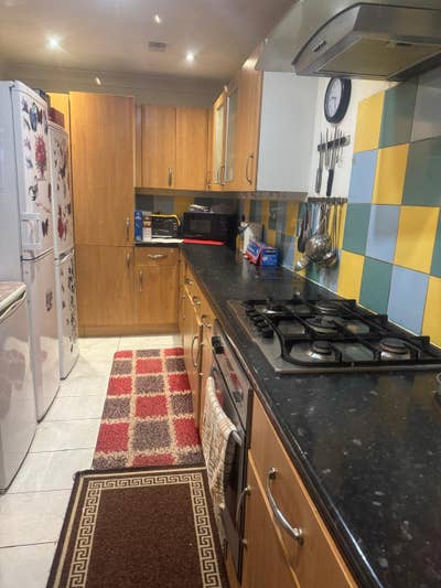 Room avialble in a 4 bed semi  Main Photo