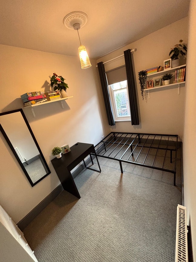 Double room in a beautifully renovated house Main Photo