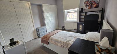 Master bedroom in shared house Main Photo