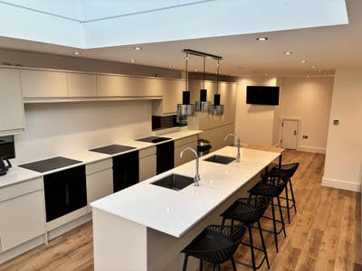 Stylish Double En-Suite Room-5mins walk to High St Main Photo