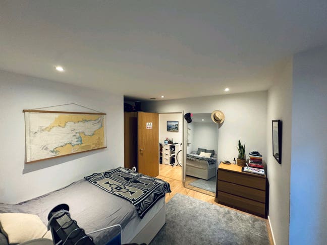 Spacious double room in Brixton, 4 mins from tube Main Photo