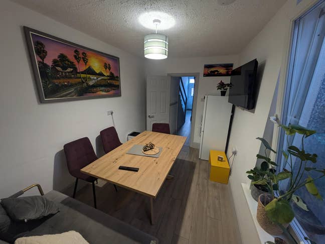 Room in a recently renovated house Main Photo