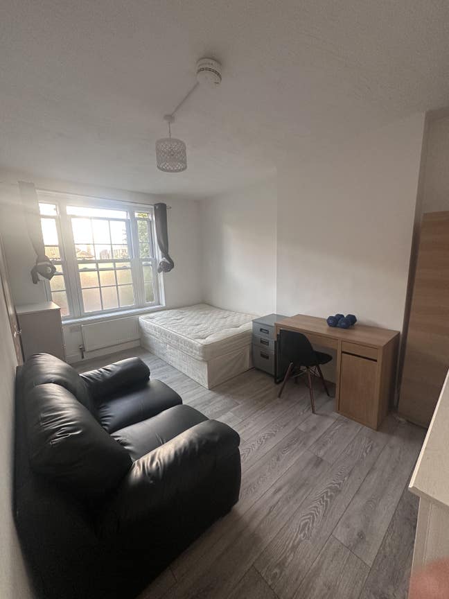 Four Amazing Double room At Bow Road  Main Photo