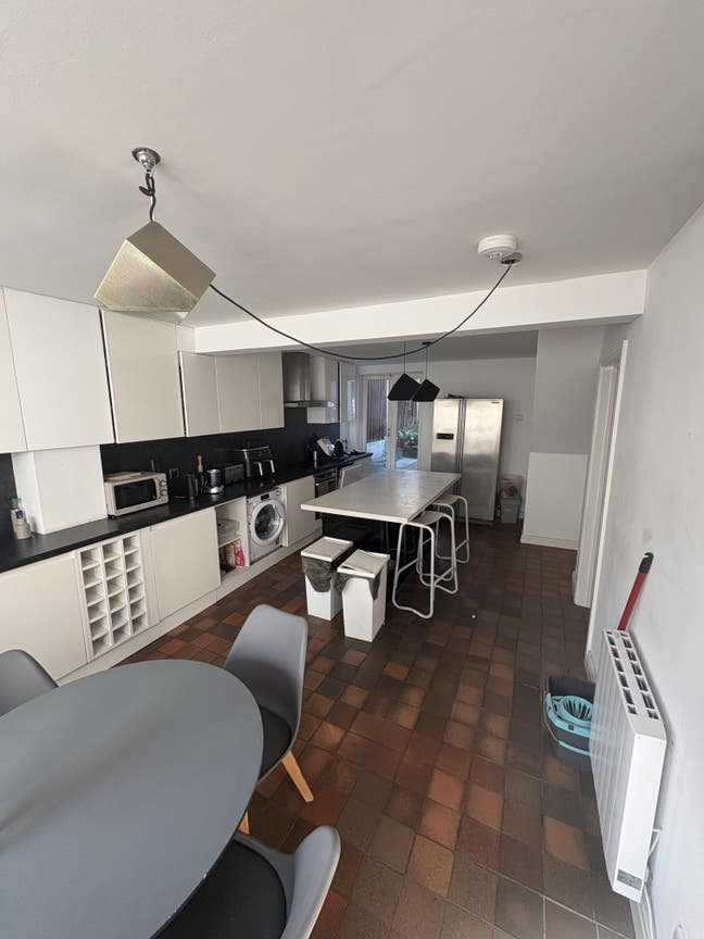 Bright Double Room in Huge Fulham House + Garden Main Photo