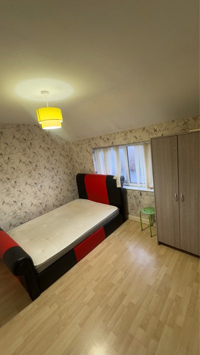 Double room for 2 boys - &pound;250 Each|Bills included  Main Photo