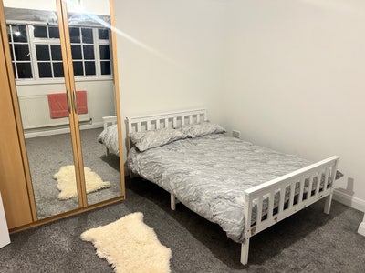 Room in large flat Main Photo