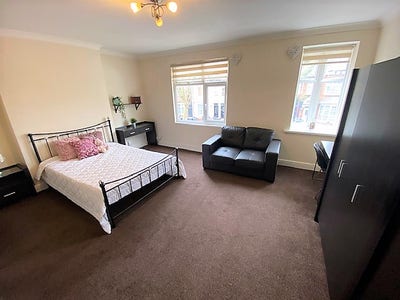 2 Dbl rooms in 3 bed professional share Main Photo