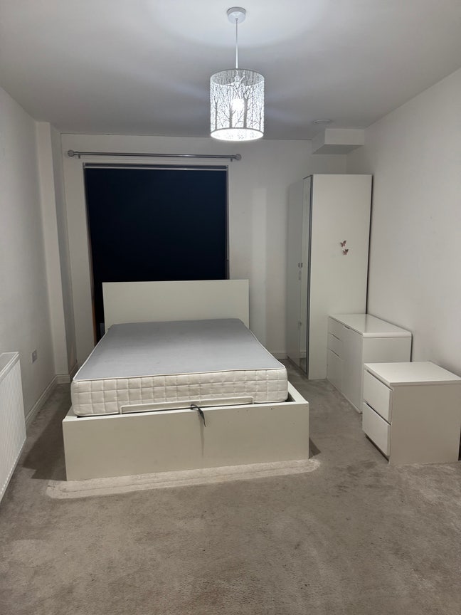Spacious furnished double room with private bath Main Photo