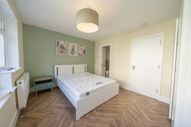 🌟 Huge En suite Double Room | Professional House  Main Photo