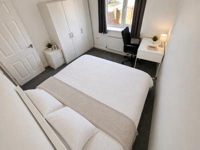 Modern Luxury Double Room Parking & Bills Included Main Photo