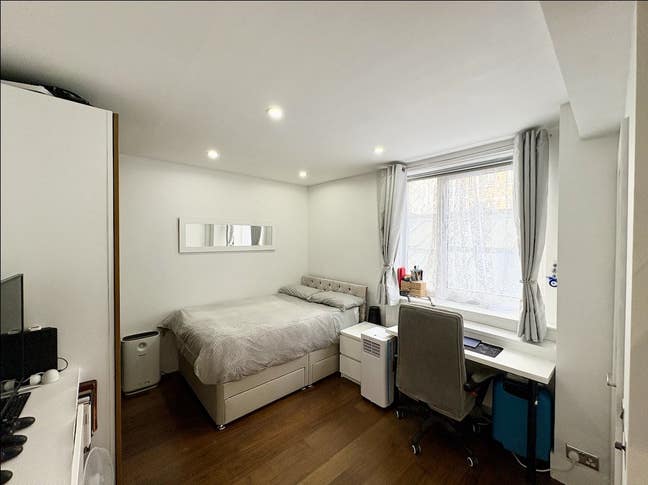 Studio Flat - Chelsea Cloisters (SW3) Main Photo