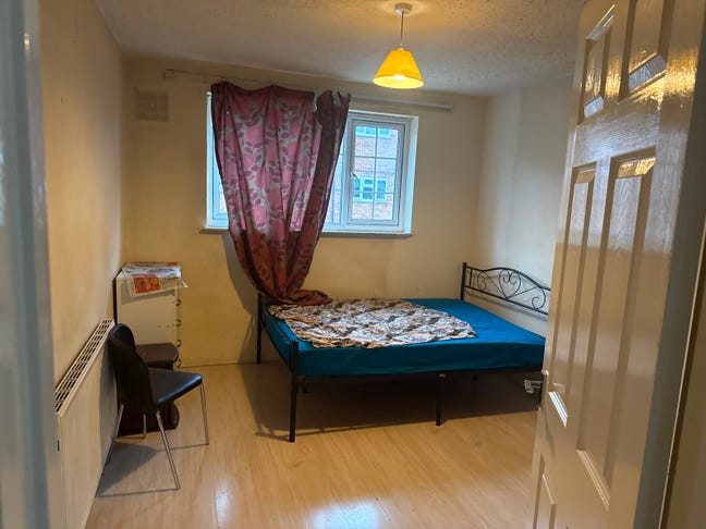 Double room available in E6  Main Photo