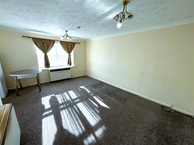 2 Bed Flat Chadwell Heath &pound;1775 Pcm Main Photo