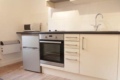 + Renovated Large Studio Flat in Kensington + Main Photo