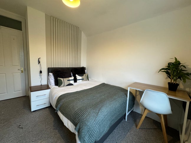 Double Room - Parking, Short Walk to Centre (3HR) Main Photo