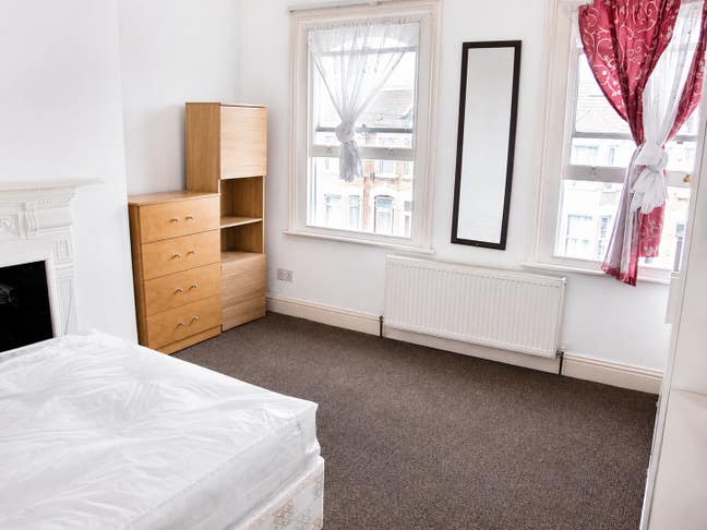 Double room available in 3 bedroom flat. Plaistow Main Photo