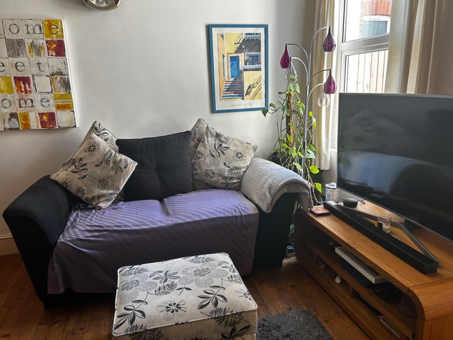 Double bedroom to let - professionals only  Main Photo