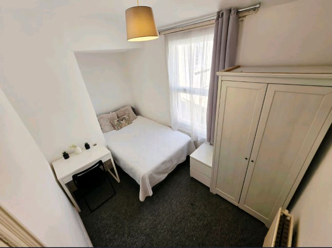 🏠1 double bedroom available: All Bills Included  Main Photo