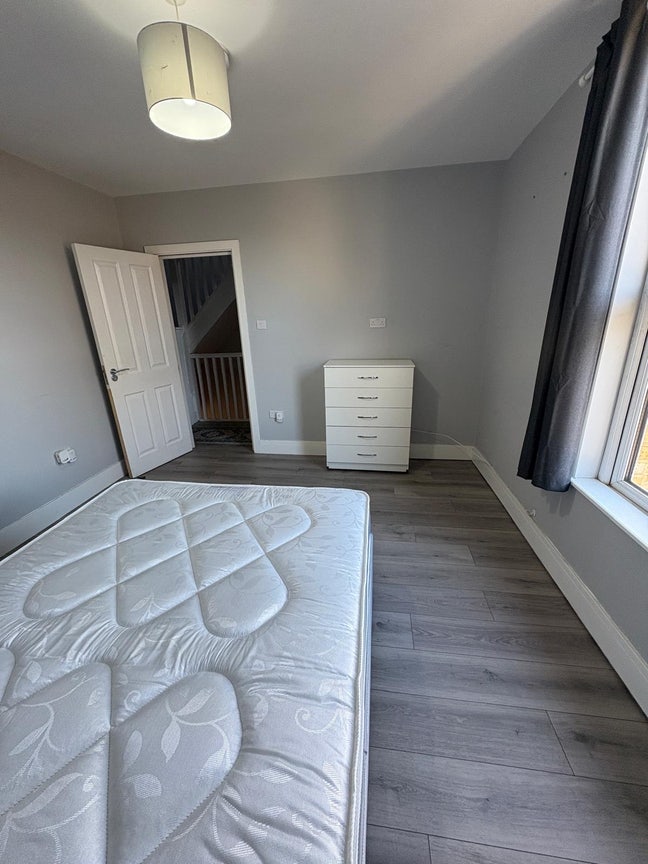 Spacious furnished Double Room clean & Quite Home  Main Photo