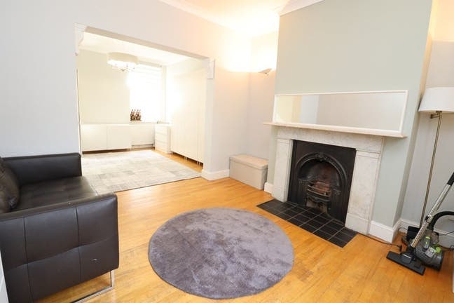 Newly Refurbished House-2 Amazing Double Rooms Main Photo