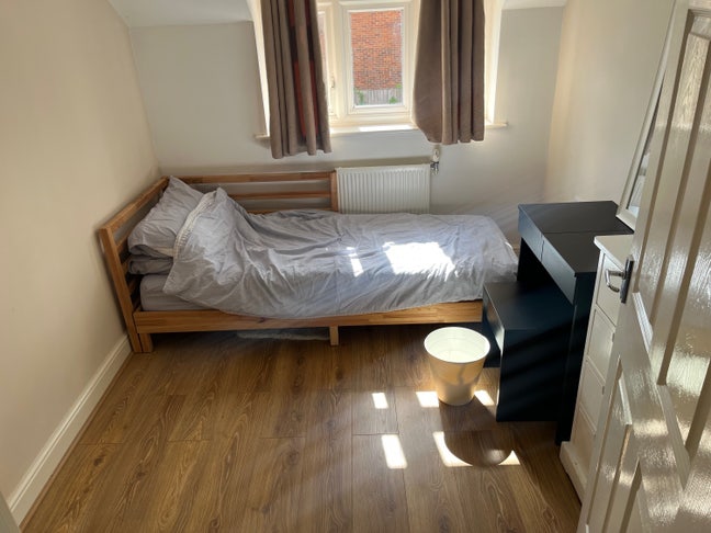 Room to rent in modern flat in Newbury Main Photo
