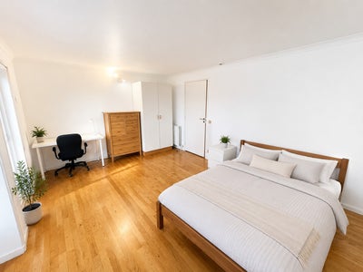 Double Bedroom Available in Royal Court, SE16 Main Photo