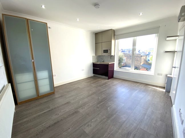A bright and airy spacious studio in Chiswick Main Photo