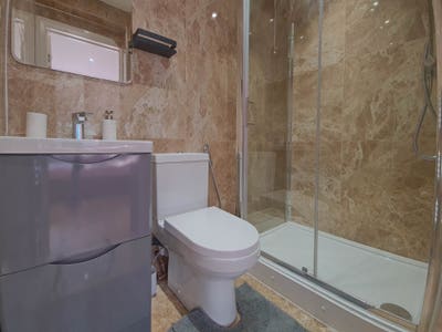 Premium Ensuite Room with Gym | 48 St Jude Main Photo