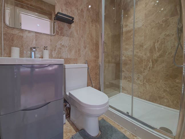 Spacious Ensuite Room with Gym Access | 48 St Jude Main Photo